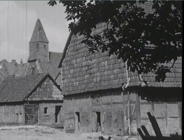 Das kleibe Gebäude vor dem giebel der alten kapelle gehörte sicher noch zum Halbmeierhof Heinrich Pott, die große Scheune rechts schon zum Vollmeierhof Ebeling an der Talstrasse ( Die Nachfolge-scheune steht noch heute; allerdings auch vom Abriss bedroht, wie mir der Bürgermeister mitteilte | Foto: D.A.