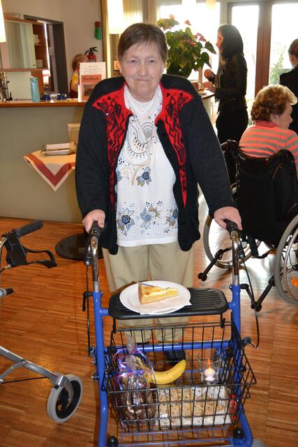 Ein Rollatoren-Einkaufskorb bestückt mit Weihnachtsgebäck