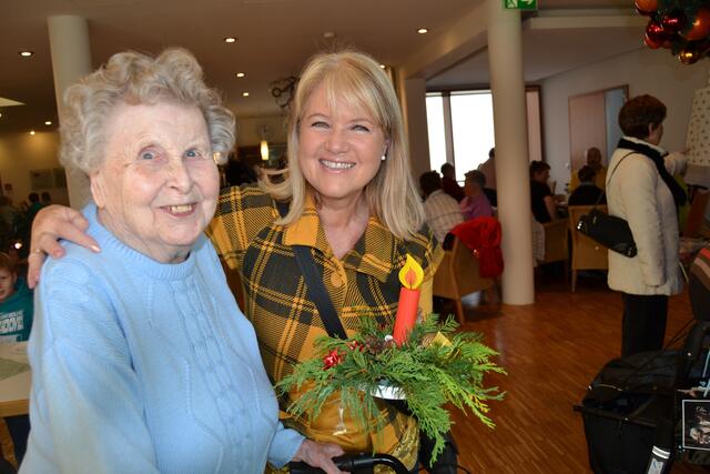 Ein "ungefährliches" Weihnachtsgesteck für die Bewohnerin