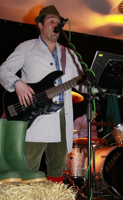 Faschingsball unter dem motto "Bauer sucht Frau"