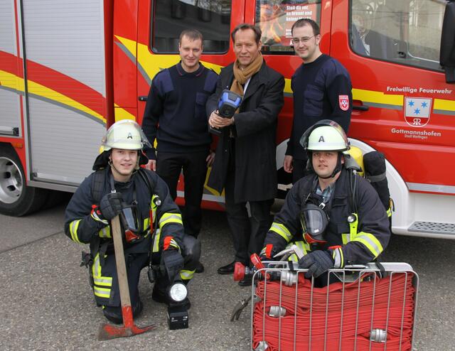 Eine Wärmebildkamera überreichte Bürgermeister Willy Lehmeier der Feuerwehr Gottmannshofen.