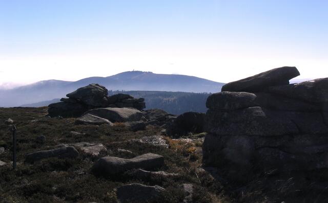 Hoch oben am Brocken: Hexenaltar und Teufelskanzel vor dem Hintergrund des Wurmberges.