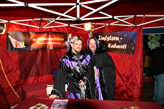 Rätsel: Die Herren der KleinkunstBühne haben die roten Nasen ... A = vom Schminken? ... B = von der Kälte? oder C - vom Glühwein???