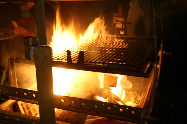 Hier geht's gleich los mit lecker Braten.