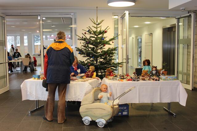 Auch im warmen Foyer des Bürgerhauses waren einige Stände vertreten