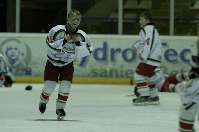 Völlig losgelöst und jubelnd vor Glück kratzen die Jungpinguine ihre Siegesrunden