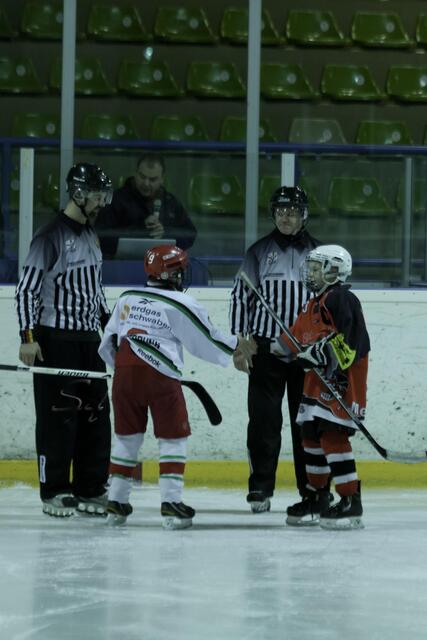 Vor Spielbeginn begrüßen sich die Kapitäne beider Mannschaften