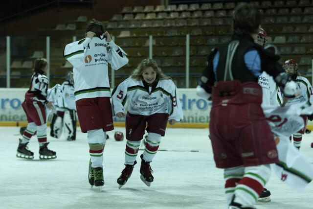 Völlig losgelöst und jubelnd vor Glück kratzen die Jungpinguine ihre Siegesrunden