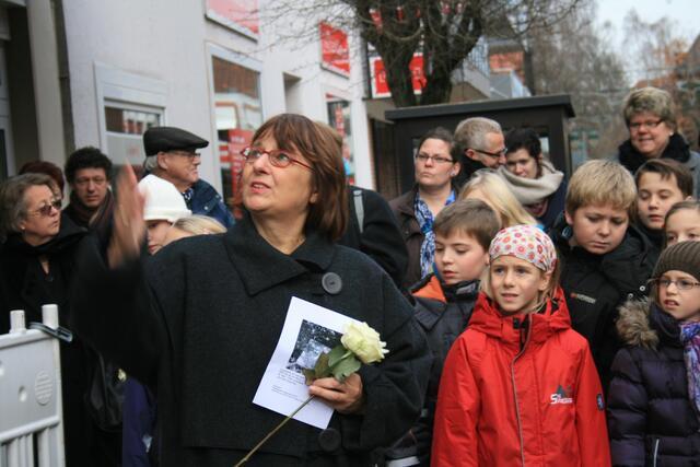 Regina Runge - Beneke informiert über die Familie Rose