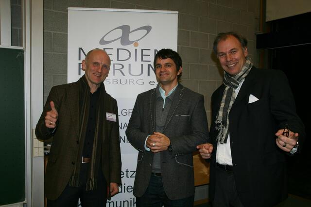 Mediadonis Marcus Tandler eingerahmt von den Vorständen des Medienforums Gerhard Ruff und Eíko Trausch (rechts).