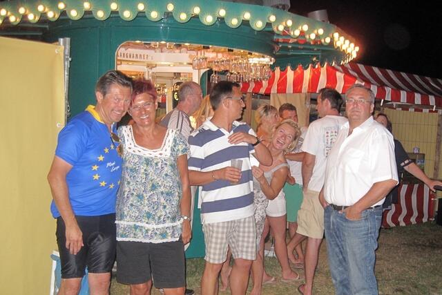 Große Freude herrschte auch am Abend vor dem Ausschank bei der 1. Quatrobeachballmeisterschaft der Stadt Königsbrunn