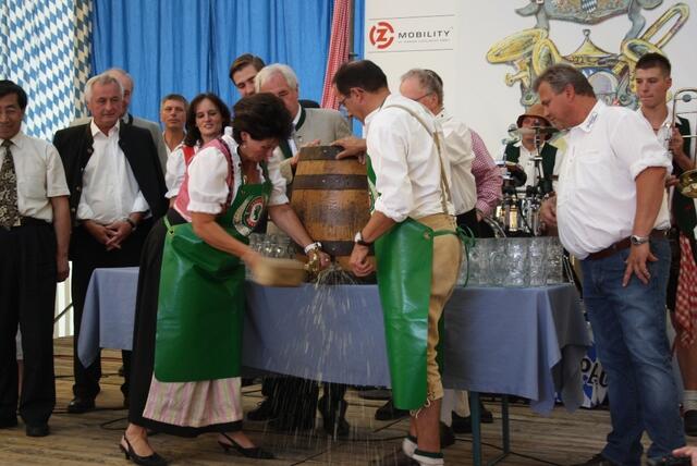 Feierlicher Bieranstich durch die 2. Bürgermeisterin Barbara Jaser bei den Lumpenbachern.