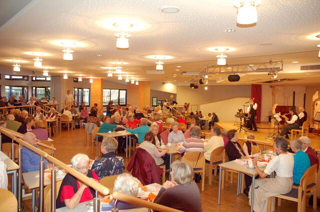 Das Kaffe- und Kuchenkonzert kam bei den Senioren der Stadt Königsbrunn äußerst gut an.