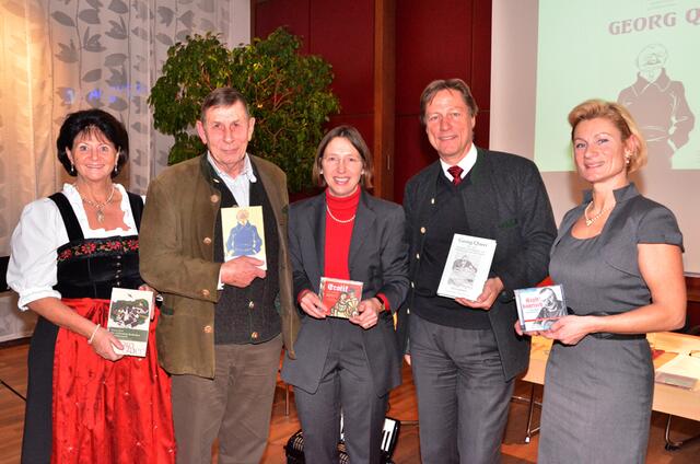 Eine unterhaltsame Lesung zu Georg Queri war im Herbst 2012 geboten v.l.n.r. 2. Bgm. Barbara Jaser, Bernhard Butz, Susanne Lorenz, Dr. Michael Stephan und Ursula Off-Melcher