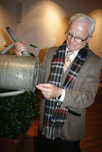 Der Kulturbeauftragte der Stadt Königsbrunn Norbert Schwalber findet die Verstecktekamera im Boden einer Gießkanne, DDR Ausstellung "Wir sind das Volk!"