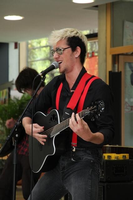 Die Musikschulband "The Purpose of Hearts" bei ihrem Auftritt in der Mittelschule Süd; Sie und auch andere Schüler präsentierten sich bei der Veranstaltung "Instrumente stellen sich vor"