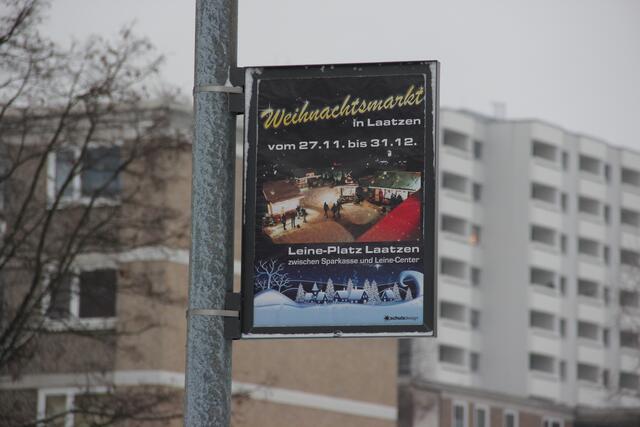 Auch unser kleiner Weihnachtsmarkt bekommt ein weißes Kleid ....