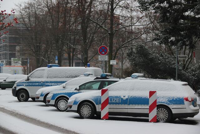 Auch die Polizeifahrzeuge sind nun: Blau, Silber und Weiß .....