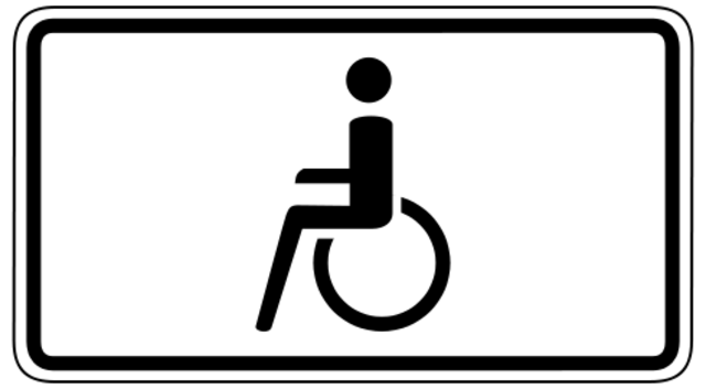 Rollstuhlfahrer und ältere Leute mit Rollatoren konnten die schlecht einsehbare Staße nur in Selbstgefährdung überwinden.