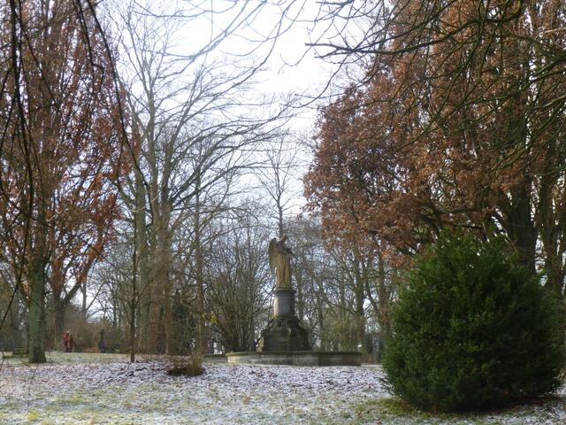 Blickrichtung Brunnen mit "Friedensengel"