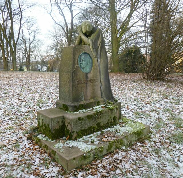 Grabmal Chr. Niemeyer mit Skulptur: "Trauernde Ehefau"