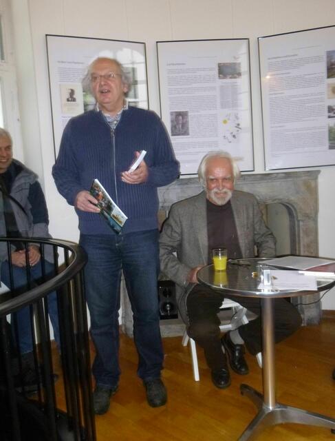Jonny Peter stellt ein neues Buch über den Lindener Bergfriedhof vor