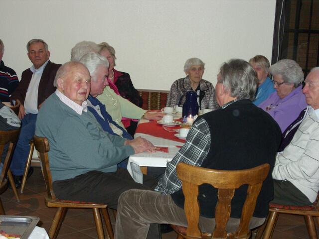 Volles Haus beim RSE zum Adventskaffeenachmittag. Im Vordergrund links im Bild: Rudolf Hamborg.