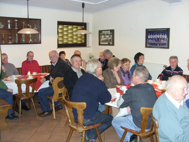 Volles Haus beim RSE zum Adventskaffeenachmittag.