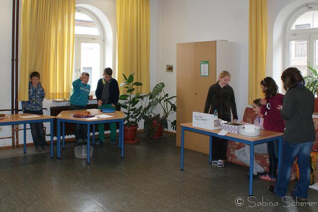 Pausenverkauf zur Ndanda-Hilfe. Schülerinnen und Schüler der Friedberger Mittelschule unterstützen Ndanda in Tansania