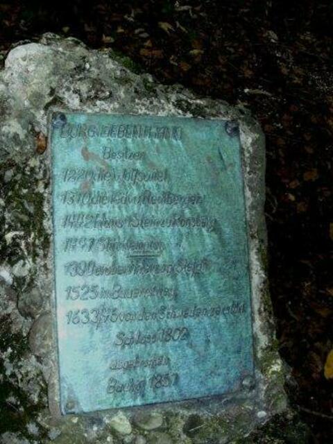 Gedenkstein auf dem gelände an der ehemaligen Hauptburg