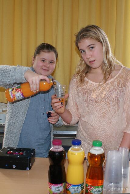 Pausenverkauf zur Ndanda-Hilfe. Schülerinnen und Schüler der Friedberger Mittelschule unterstützen Ndanda in Tansania