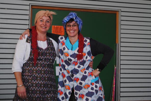 Ingrid Zießow (links) und Julia Romankiewicz-Döll im ungewohnten Outfit