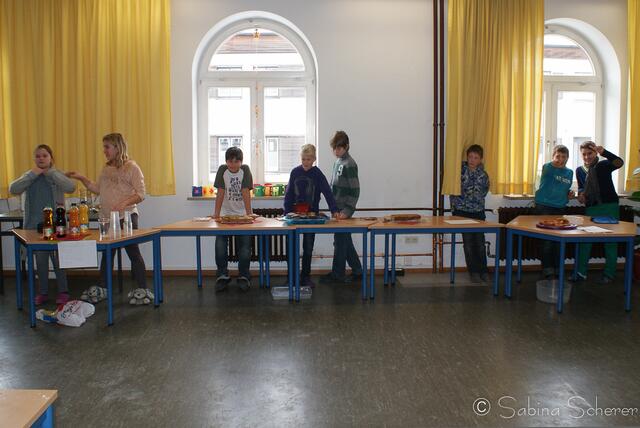 Pausenverkauf zur Ndanda-Hilfe. Schülerinnen und Schüler der Friedberger Mittelschule unterstützen Ndanda in Tansania