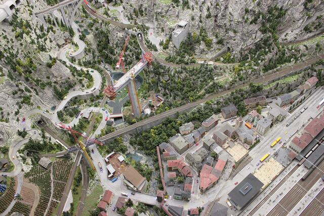 Blick von oben auf den Bereich der Schweizer Alpen