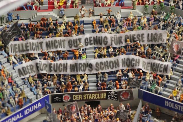 Die St. Pauli Fans in der Nach gebauten "ImTech Arena" (Heimstätte des Hamburger SV)
