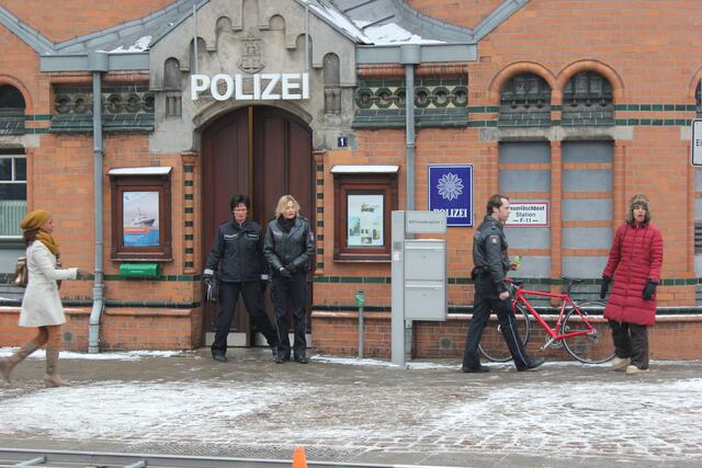 Schauspieler und Statisten bei Dreharbeiten zur Fernsehserie "Notruf Hafenkante"