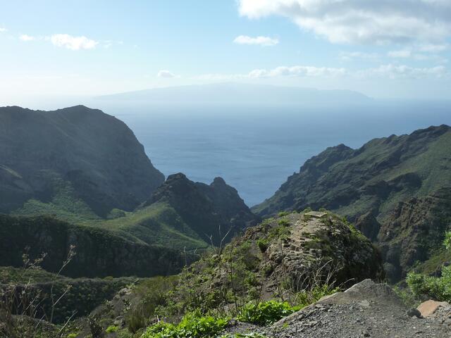 Auf dem Weg zur Masca-Schlucht durch das Teno-Gebirge: Blick auf La Gomera