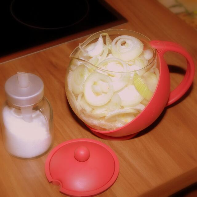 Die Zwiebelscheiben sollten immer mit etwas Zucker benetzt sein.