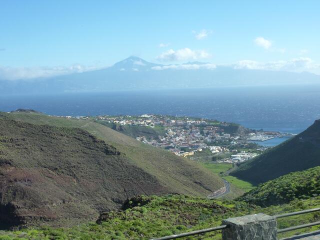 Blick auf La Gomeras Hauptstadt San Sebastian. Am Horizont sieht man Teneriffa mit dem Teide.