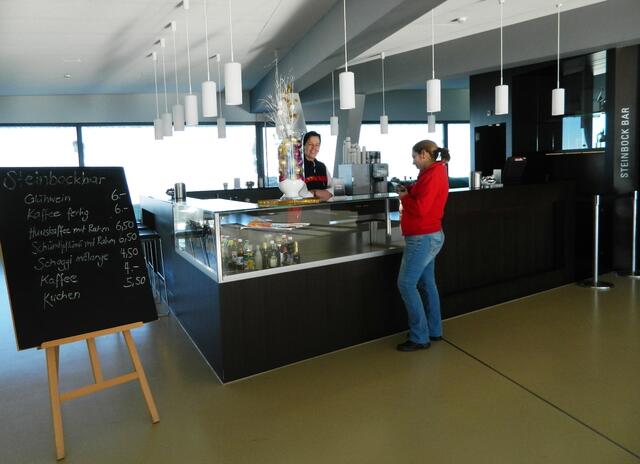 Die netten Damen der Steinbockbar