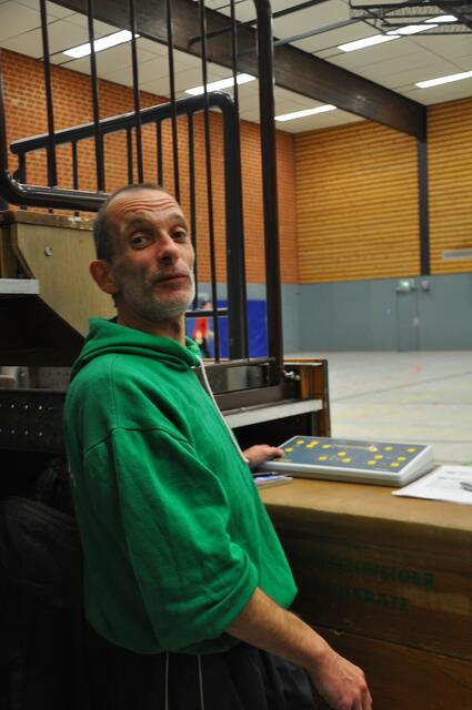 Hier ist die smarte Hallenmoderatoren-Stimme von Joe im Einsatz