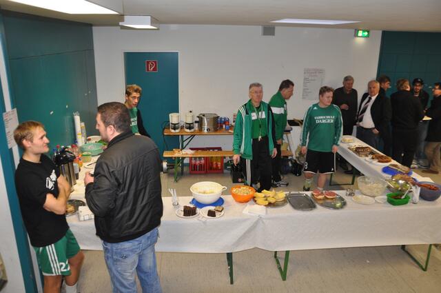 Die Schlacht am großen Buffet. Den ganzen Tag stand das Theken Team der SG parat und sorgte für das leibliche Wohl.