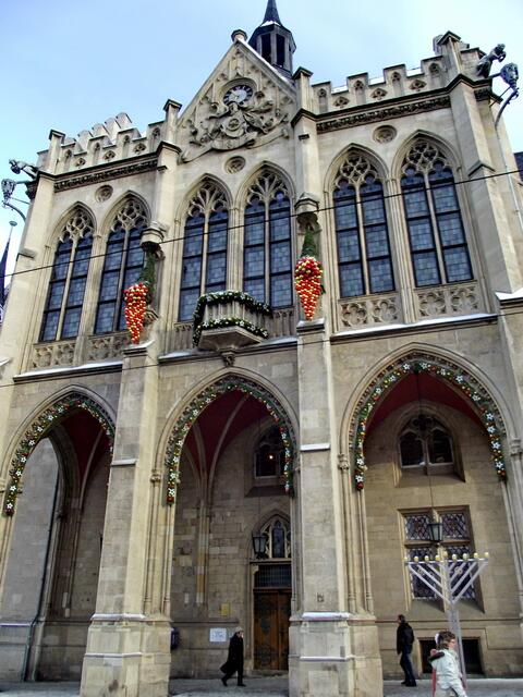FISCHMARKT / Rathaus - ein "schmuckes" Haus noch mehr zu "putzen" kann nur schief gehen... fotos + bearbeitung: christel prüßner, dersenow (2012)