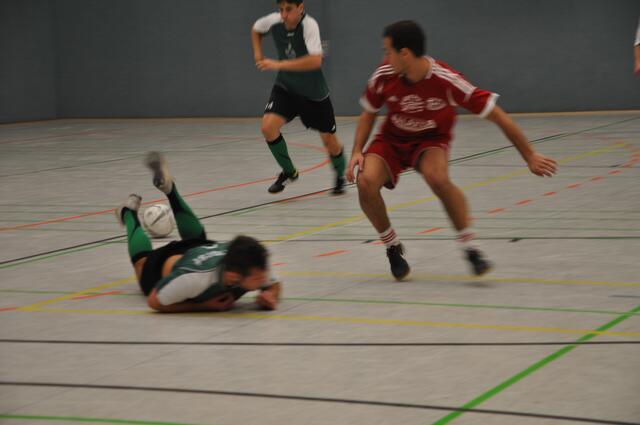 Noch im Fall den Ball zum Mitspieler bringen.