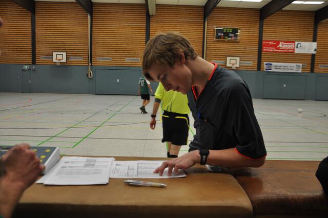 Noch fix ein Blick auf die kommende Spielpaarung, bevor der Schiedsrichter wieder im Einsatz ist.