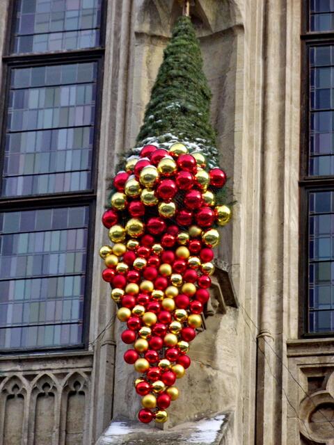 FISCHMARKT / Rathaus -(Detail) ein "schmuckes" Haus noch mehr zu "putzen" kann nur schief gehen... foto + bearbeitung: christel prüßner, dersenow (2012)