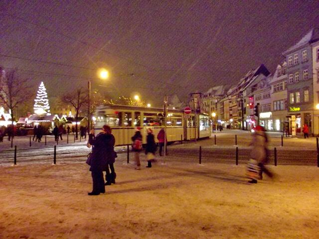 Die Oldtimer-Straßenbahnen haben an diesem Abend viel zu tun. -- foto + bearbeitung: christel prüßner, dersenow (2012)