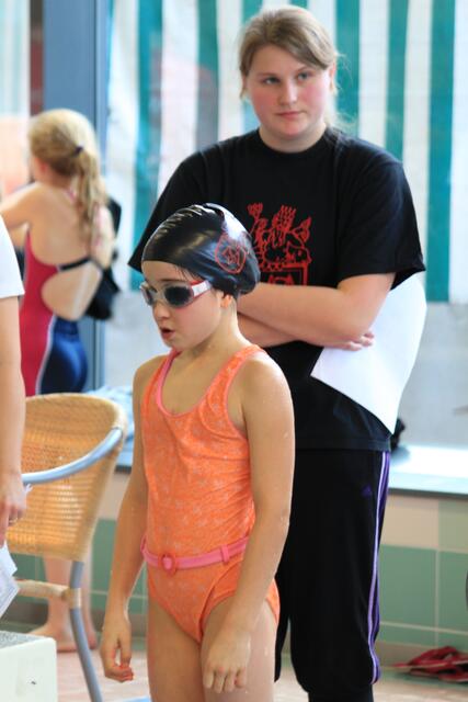 Es knistert vor Anspannung! Die Trainer sind immer zur Stelle (hier: Johanna Rüther - Gruppe von Laura Ried - Schwimmbad Heskem)