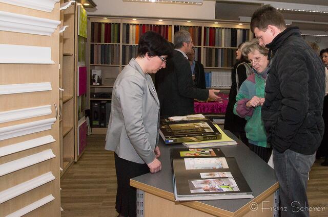 Farbenhaus Friedberg in neuen Geschäftsräumen -  Fachverkäuferin Elisabeth Sailer (links) im Kundengespräch