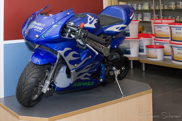 Farbenhaus Friedberg in neuen Geschäftsräumen - Farbenhaus-Motorrad: Das edle Maskottchen hat den Umzug tadellos überstanden.